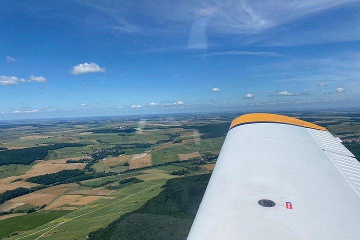 Survole et balade dégustation dans les vignes de champagne.