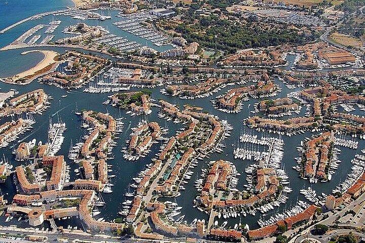 Grimaud emblématique Village Visite privée et croisière en bateau électrique