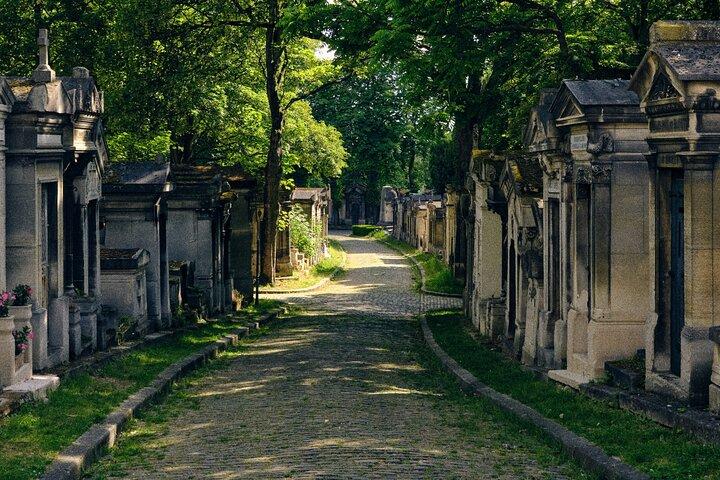 Visite du cimetière du Père Lachaise, contes des tombes et crêpes