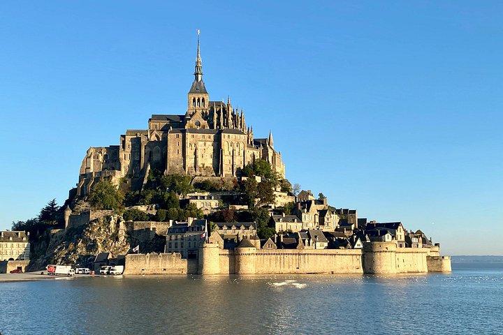 Excursion privée au Mont Saint-Michel et à Honfleur au départ de Paris en Mercedes