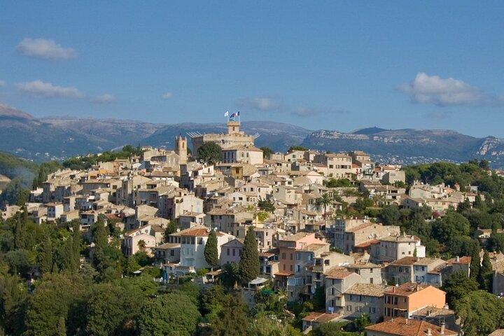 Visite culturelle française dans 3 villages perchés emblématiques au départ d'Antibes pt.