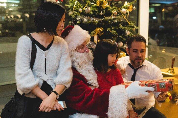 Dîner croisière de Noël à Paris Visite partagée avec un chanteur