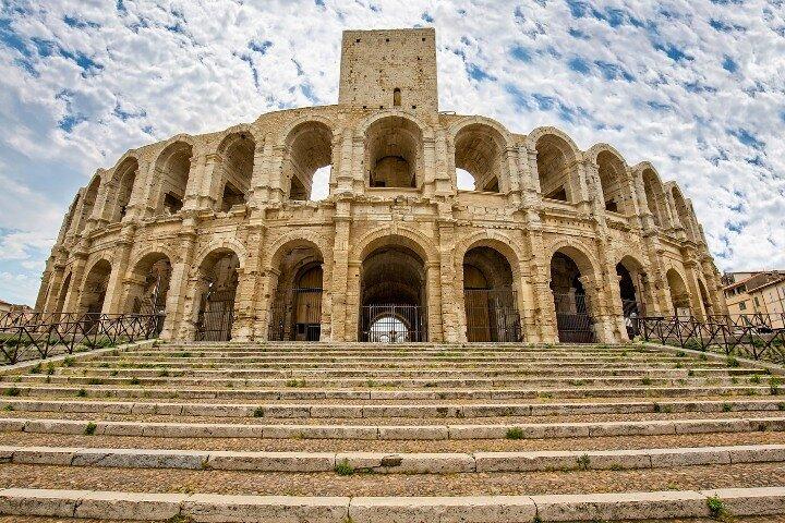 Visite historique à pied de l'ancienne Arles avec une APP