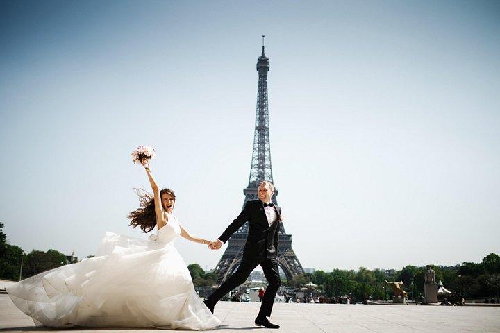 Séance de photos romantique sur la Tour Eiffel