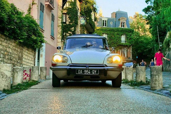 Visite guidée privée à Paris dans une voiture française vintage à toit ouvert