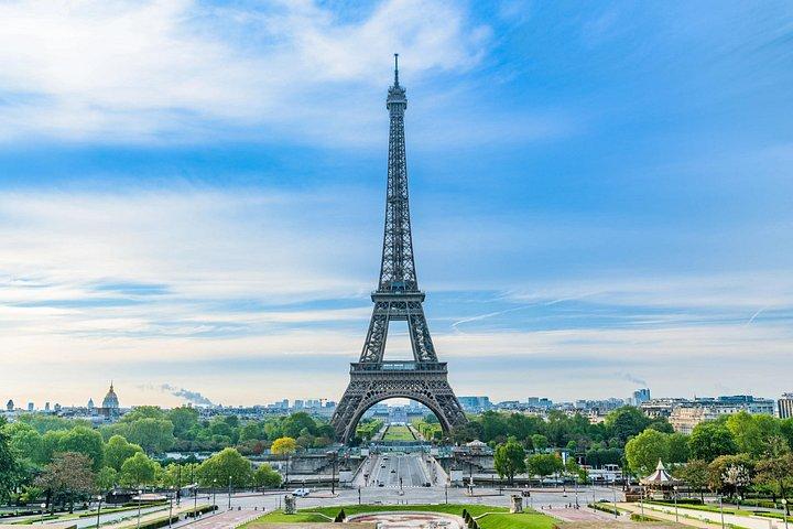 Visite de la Tour Eiffel par escalier avec sommet en option par ascenseur