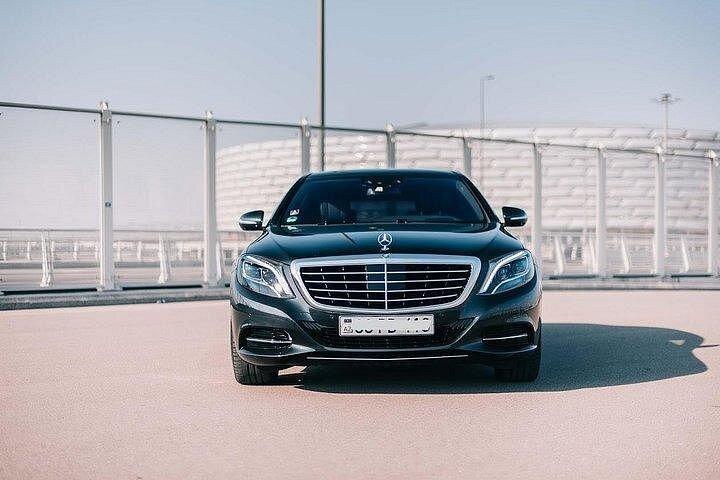 Arrivée en voiture de luxe privée de l'aéroport de Paris à Paris