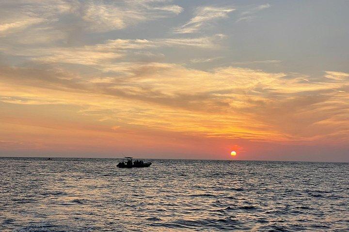 Apéro Sunset en Mer Croisière Inoubliable au Coucher de Soleil
