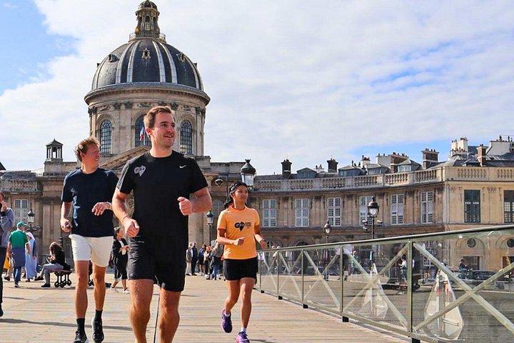 Courez les principaux sites touristiques de Paris avec un local: 8K Group Running Tour