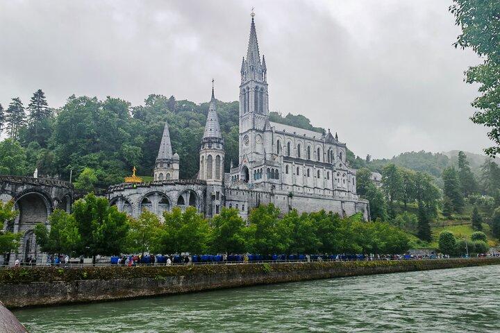 Excursion privée d'une journée à Lourdes avec prise en charge à l'aéroport et en train