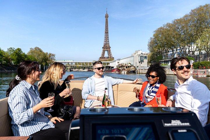 2 - 6 pax Excursion privée en bateau fluvial à Paris avec Rosé et Macarons