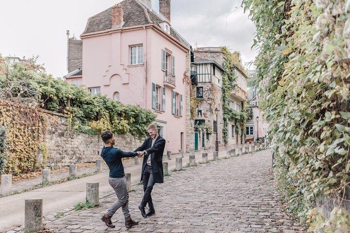 Séance photo de couple LGBTQ+ inclusive à Paris avec des locaux accueillants