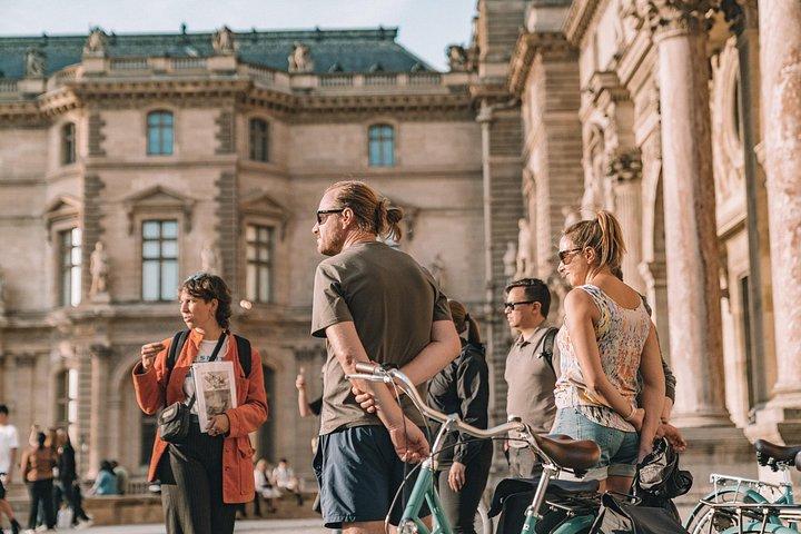 Visite à vélo en petit groupe de la ville des lumières de Paris et croisière en bateau