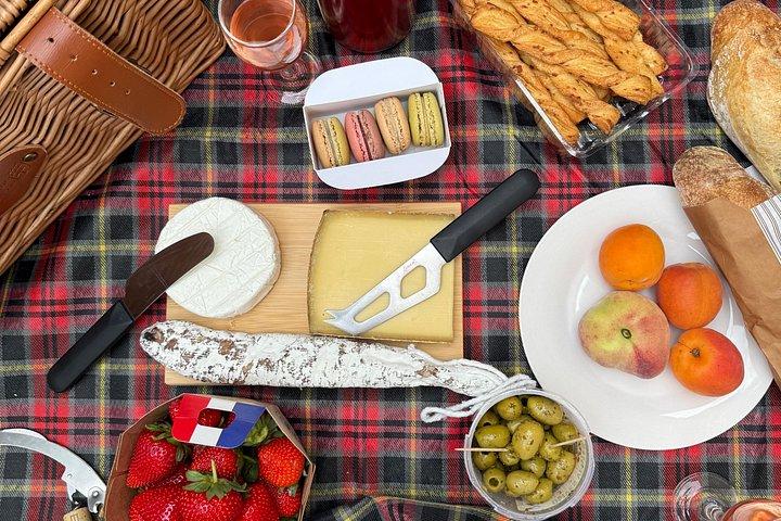Pique-nique gastronomique devant la Tour Eiffel organisé par le Restaurateur