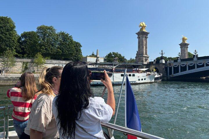 Croisière touristique hop-on hop-off sur la Seine