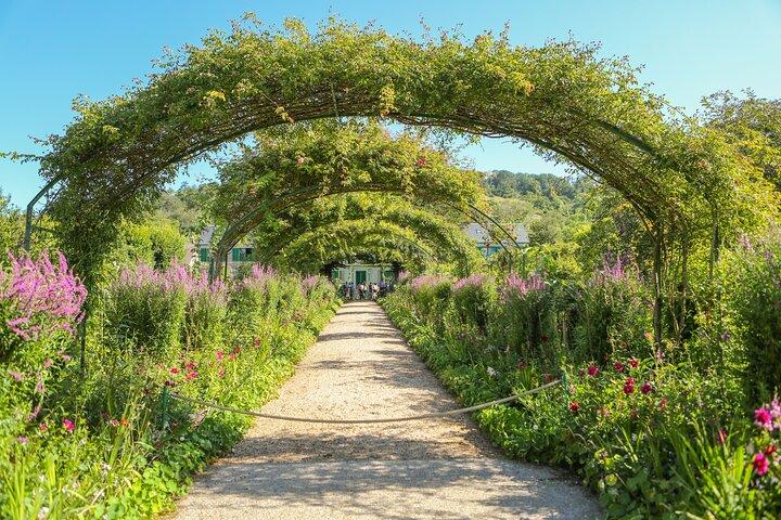 Excursion d'une journée en petit groupe à Giverny et Versailles au départ de Paris avec déjeuner