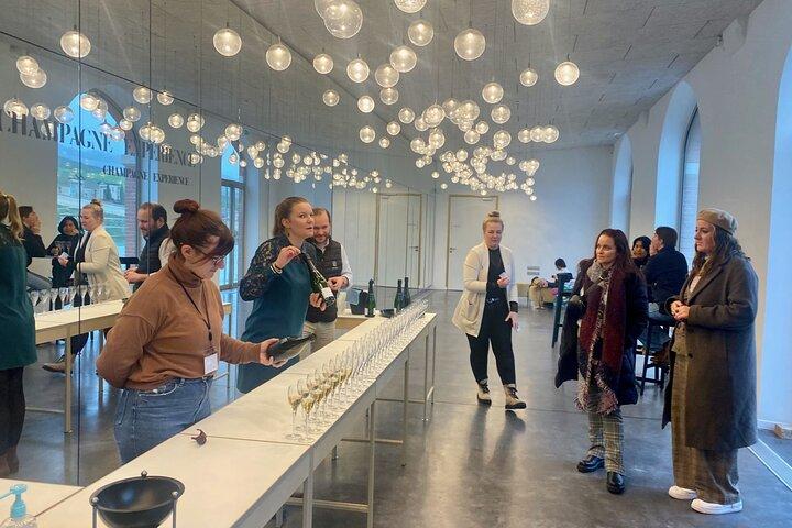 Moet et Chandon Pressoria Champagne Petit Groupe de Paris
