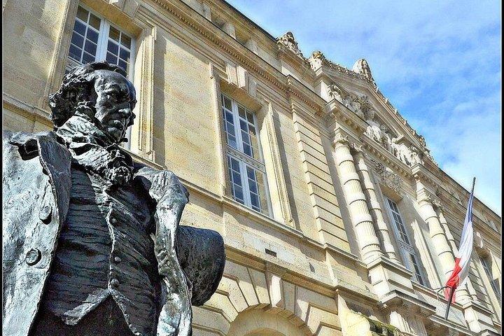 Tour de Bordeaux Prestige Tour de ville du XVIIIe siècle et dégustation de vins