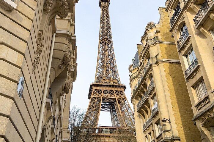 Accès au dernier étage de la Tour Eiffel par escalier et visite en ascenseur