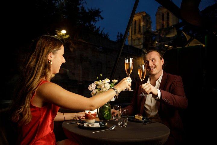 Dîner gastronomique et croisière touristique sur la Seine avec Bateaux Parisiens