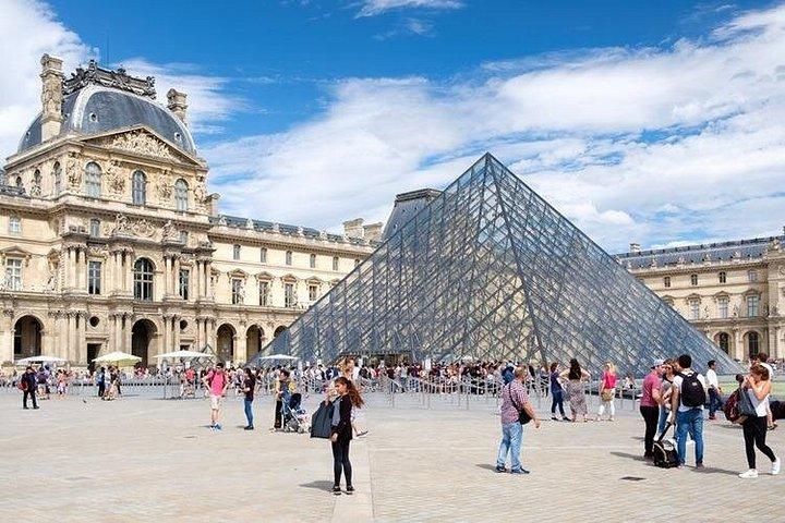 Louvre : Visite enquête immersive à l'extérieur en français