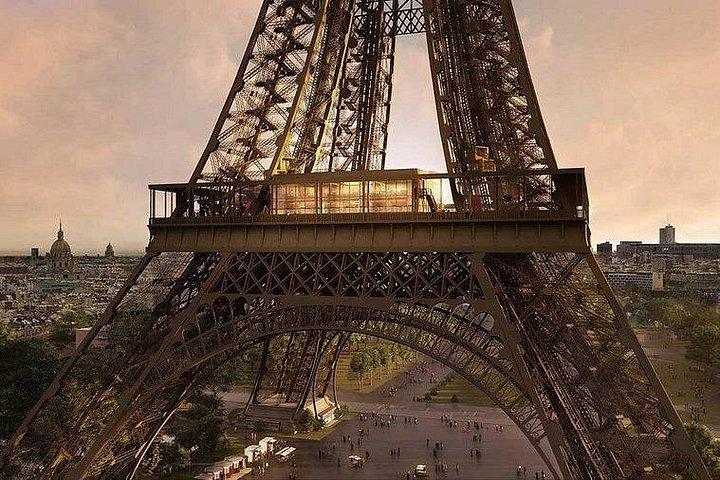Visite privée de la Tour Eiffel et dîner avec croisière sur la rivière et pick-up