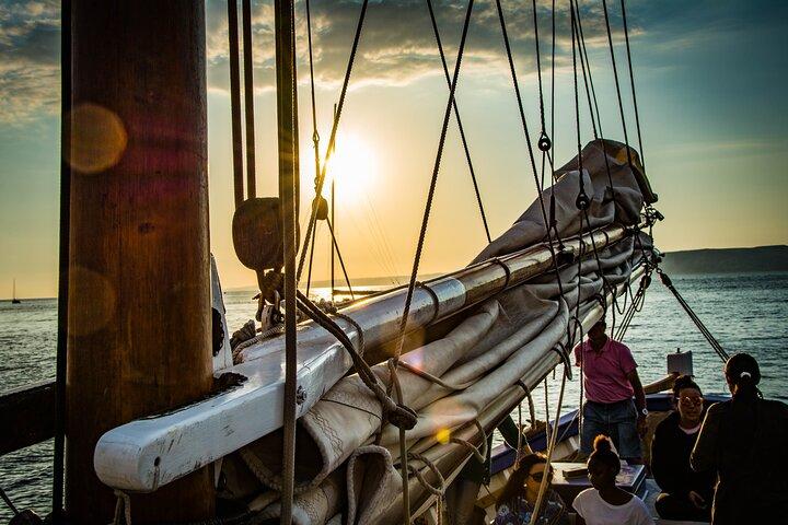Coucher de soleil à la voile et buffet et vins de Provence