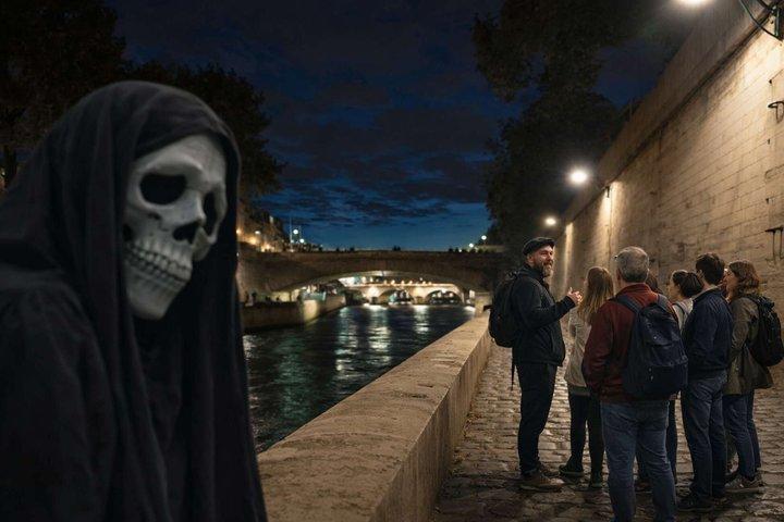 Visite à pied hantée le long de la Seine à Paris