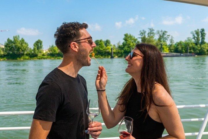 Visite privée de la gastronomie à Bordeaux : visite du marché dominical et croisière gourmande