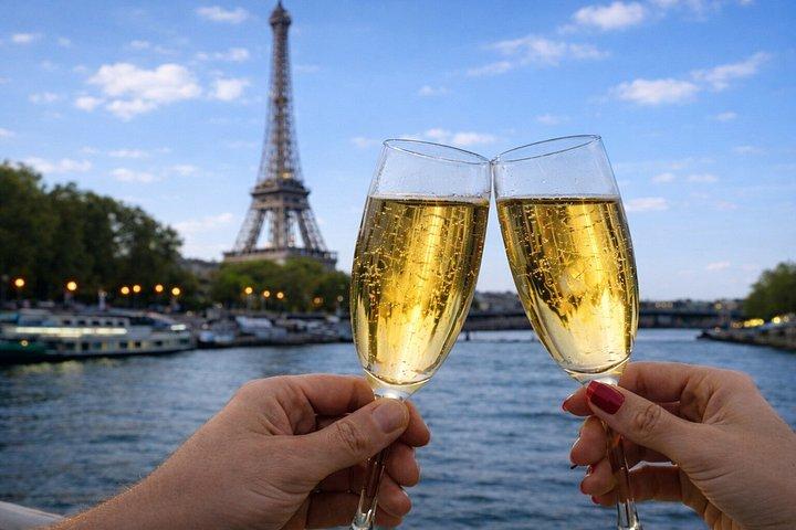 Soirée Champagne Seine Croisière touristique à Paris