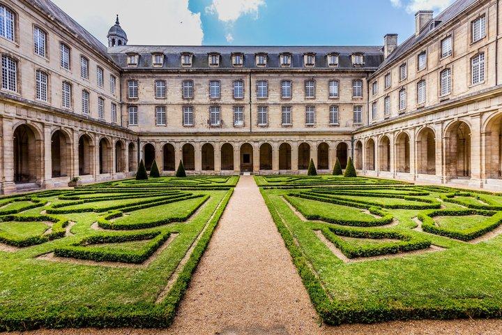 Visite privée à terre : Balade historique de Caen avec transfert depuis le port