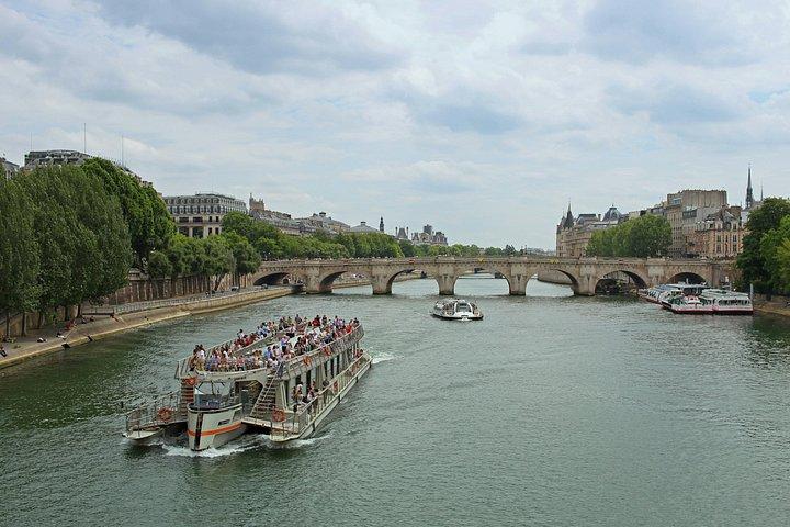 Croisière sur Seine touristique de 1 heure à Paris avec coffret Macaron Français