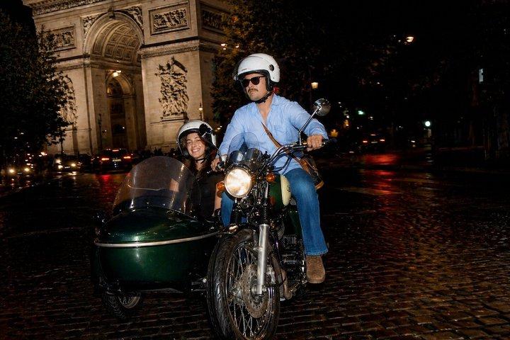Excursion nocturne privée en side-car vintage avec champagne à Paris