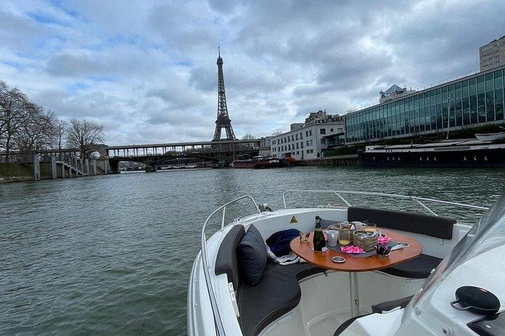 Accès à la Tour Eiffel avec guide privé et croisière privée sur la Seine