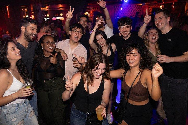 Paris Guided Pub Crawl avec Bars Shots et Entrée Club
