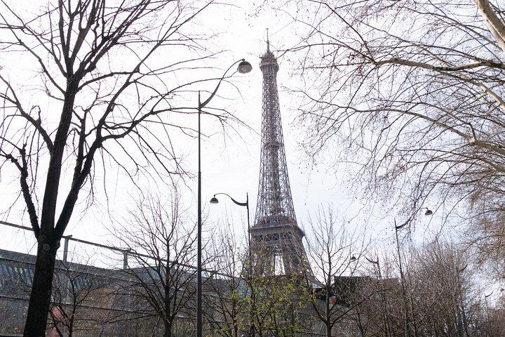 Visite à pied des fantômes et des fantômes à l'extérieur de la Tour Eiffel la nuit