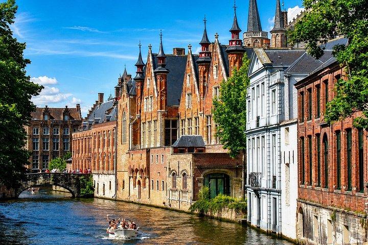 Excursion d'une journée à Bruges au départ de Paris en minivan avec croisière sur le canal incluse