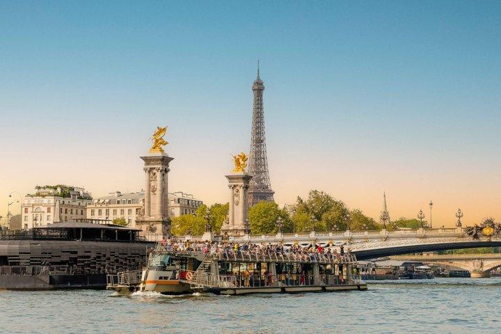 Croisière touristique sur la Seine avec vue sur la Tour Eiffel