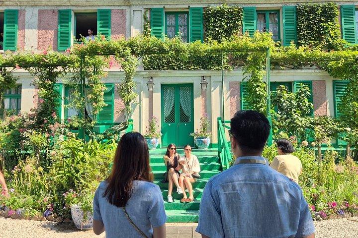 Excursion d'une journée à Giverny et Versailles au départ de Paris avec un guide professionnel