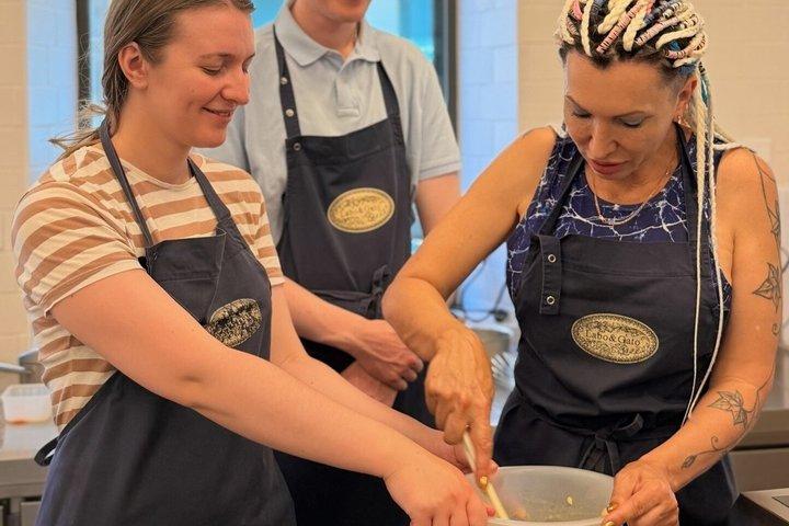 Cours de pâtisserie Française dans une cuisine professionnelle à Bordeaux