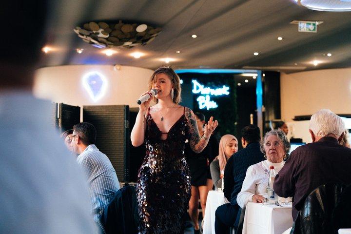 Dîner gastronomique Paris Croisière sur la Seine avec chanteur et DJ Set