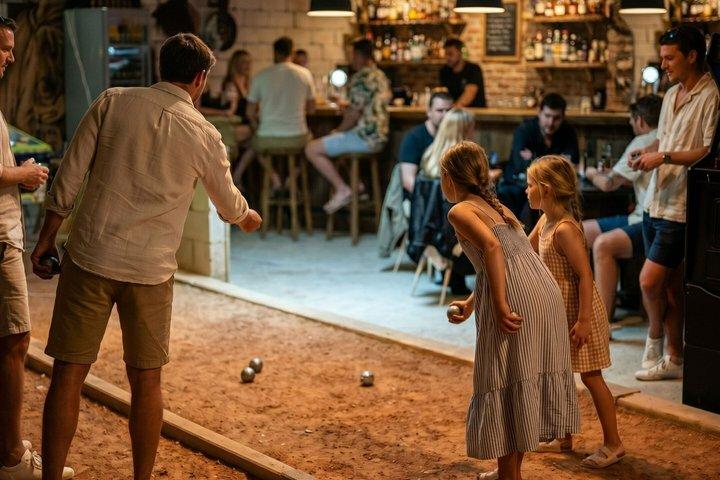 Expérience Apéro & Pétanque à Paris : Vin, Nourriture et Vie Locale