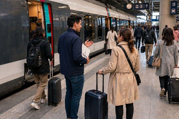 Arrivée à l'aéroport et à la gare de Paris : Visite privée en métro et en ville