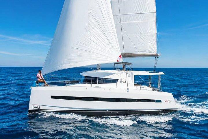 Marseille catamaran au Frioul baignade et collations