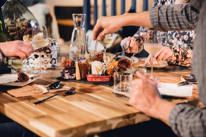 Visite de cave Immersive, dégustation et repas planchette
