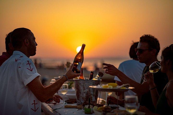 Pop up bar à huitres sur plage normande