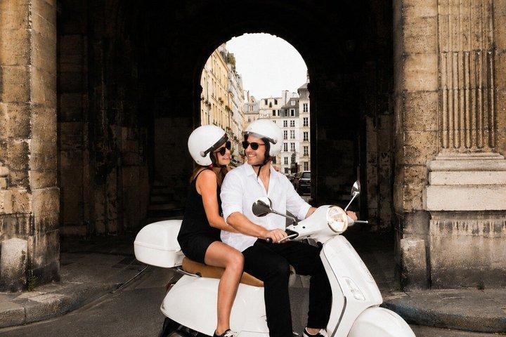 Faire un tour en Vespa à travers Paris avec un Guide