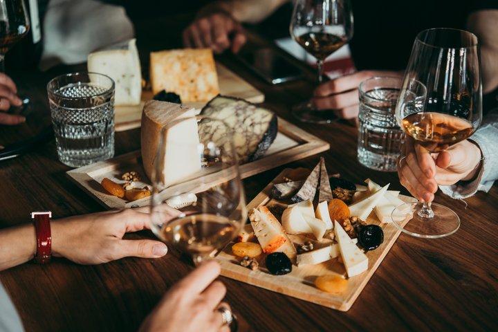 Dégustation de vins naturels et de fromages à Paris dans un bar à vin caché