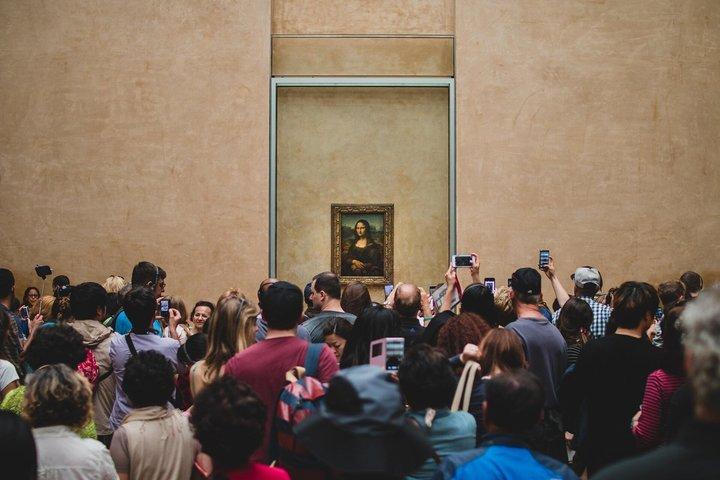 Entrée au musée du Louvre à Paris avec application d'audioguide