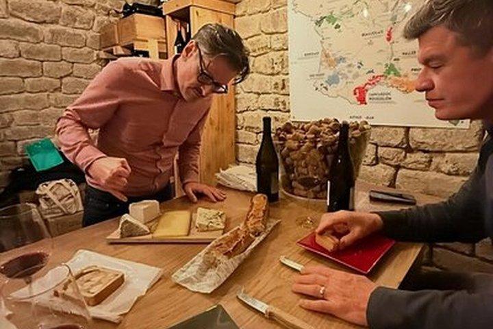 Dégustation de nourriture, de vin et de fromage à Paris avec l'histoire d'amour bizarre de Napoléon